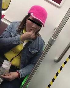 地铁吃瓜被砸,安全意识需加强