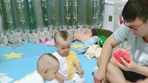 爸爸在宝宝面前吃瓜,亲子吃瓜记